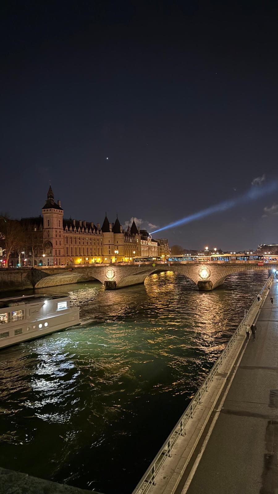 Parigi, dove la Dott.ssa Monda ha completato la sua formazione in medicina estetica