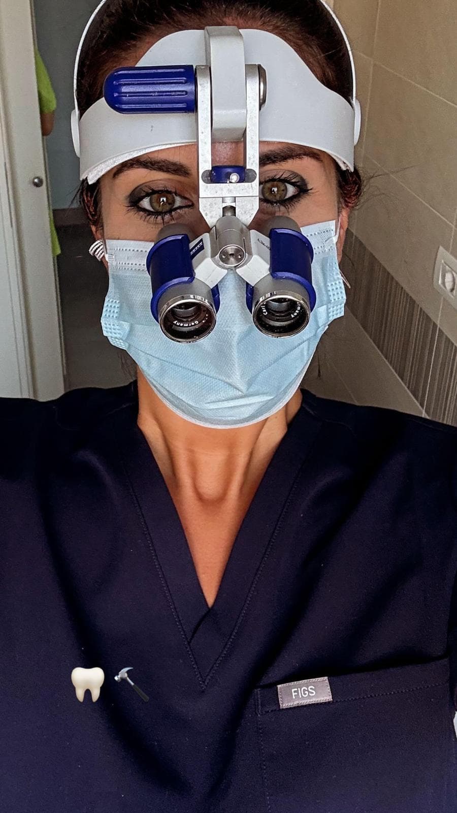 Dott.ssa Valeria Monda con lenti operatorie durante un trattamento
